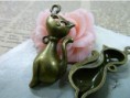 Colgante Gato Bronce REF.CM0026 Medida 14 x 38 mm 0,55 euros / Unidad